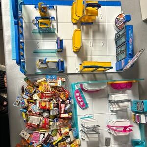 Mini Brands supermarket with 100 minis
Included